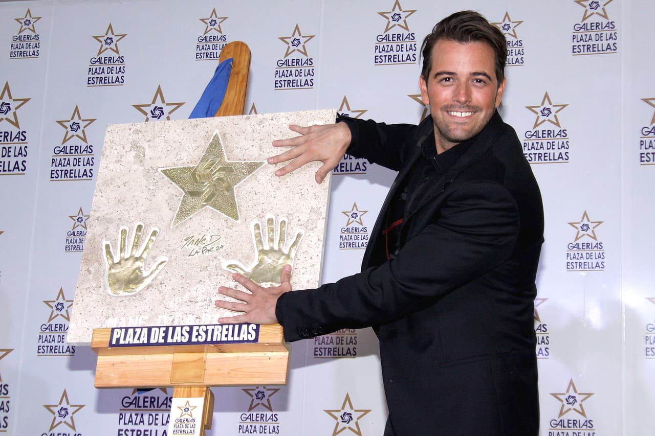 <b>Las huellas del actor quedaron imortalizadas en bronce</b> y serán mostradas en la famosa Plaza de las Estrellas.
