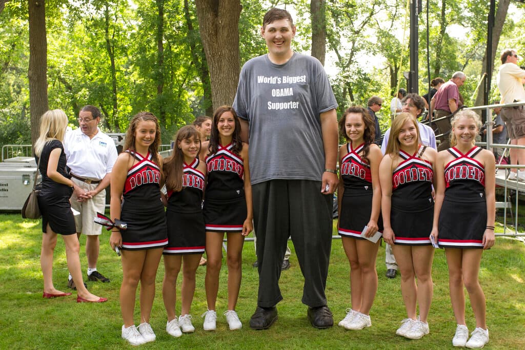 Igor Vovkovinskiy, quien era seguidor del expresidente Barack Obama, junto a un grupo de cheerleaders en un acto en Cannon Falls, Minnesota, en 2011.