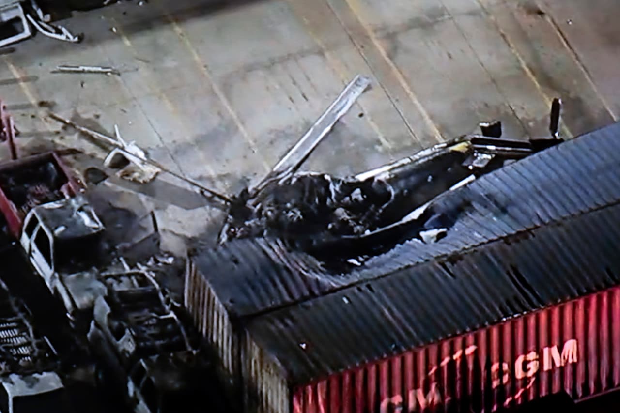 En esta imagen proporcionada por KABC-TV se ve un helicóptero que se estrelló cerca del lugar de un accidente de autobús, en Los Ángeles, el martes 15 de septiembre de 2026.
