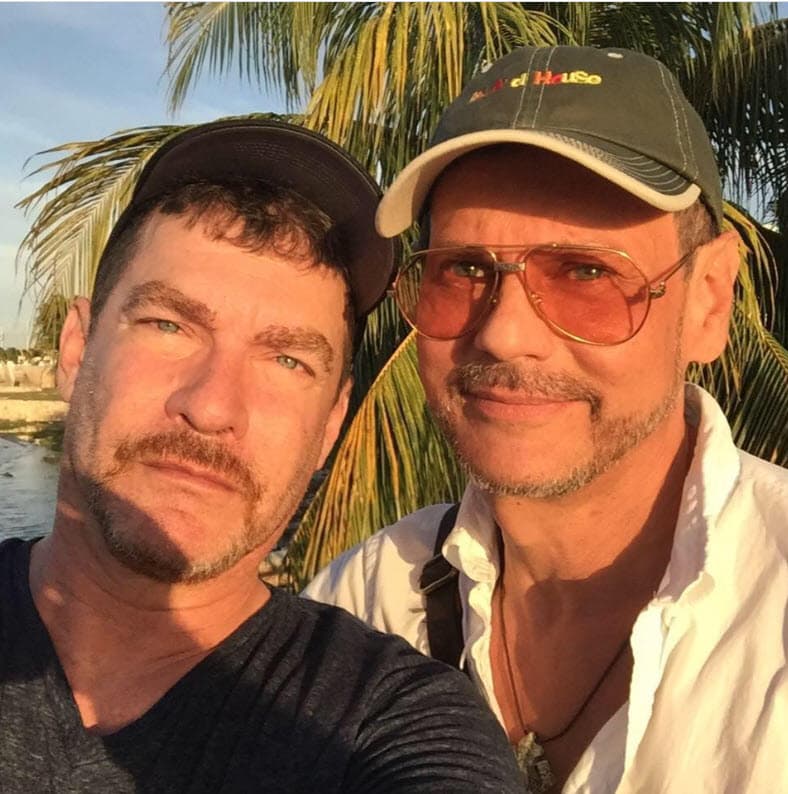 López Lira es 7 años menor que el actor y su profesión es abogado.
<br>