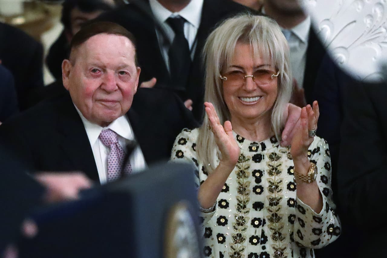 <b>Sheldon y Miriam Adelson.</b> El empresario de casinos y su esposa han aportado directamente a Trump 1,161,200 dólares (hasta el 2 de septiembre) y su contribución total al partido Republicano supera los 28 millones. Este monto ha sido entregado a un súper PAC que apoya a los candidatos al Senado, entre otros proyectos. 
<br>