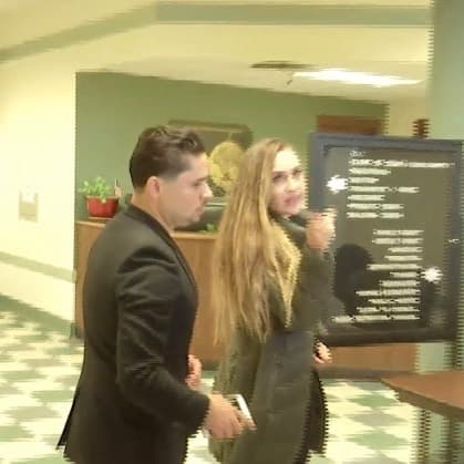 Presenció la llegada de Larry Hernández y su esposa Kenia Ontiveros a la corte de Carolina del Sur, para enfrentar a la justicia en un caso de secuestro y asalto en tercer grado.