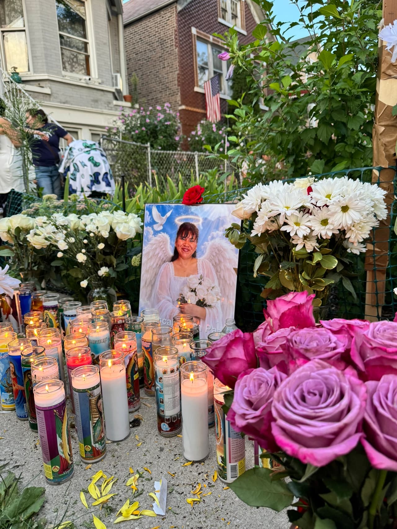 Familiares y vecinos señalaron que Belesda Toledo era originaria de Guerrero, México, llegó a Chicago hace más de 20 años y era una persona conocida en la zona por su participación comunitaria. Durante la vigilia, Silvia Servín, identificada como madrina de la víctima, relató: "Ella venía de la tienda y venía, iba para su casa, y al cruzar la Hamlin, una camioneta la aventó, la aventó muy, muy fuerte. Tan fuerte que, pues que le, le quitó la vida, no, no aguantó".