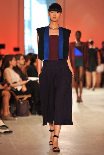 Al exponer nuestras pantorrillas, es conveniente adornarlas para que luzcan lo mejor posible., puedes optar por unas sandalias con pulsera para coronar su outfit.