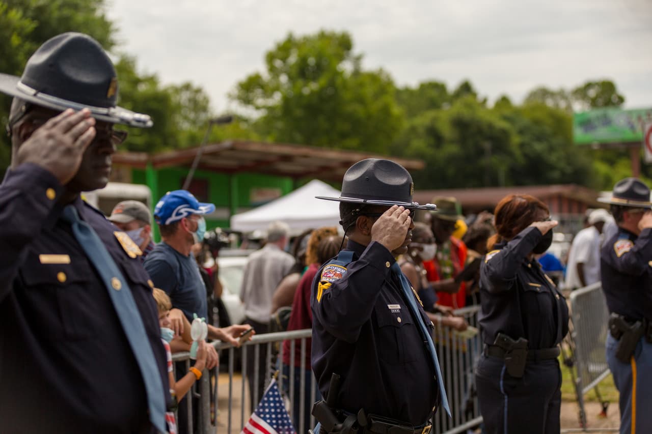 Antes y durante el recorrido,
<b> </b>agentes del estado de Alabama, blancos y afroestadounidenses, saludaron de forma marcial al carruaje que llevaba el cuerpo de Lewis.