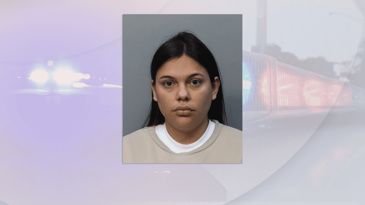  Arrestan a joven acusada de estafar a ancianos con el truco del líquido y la toalla
