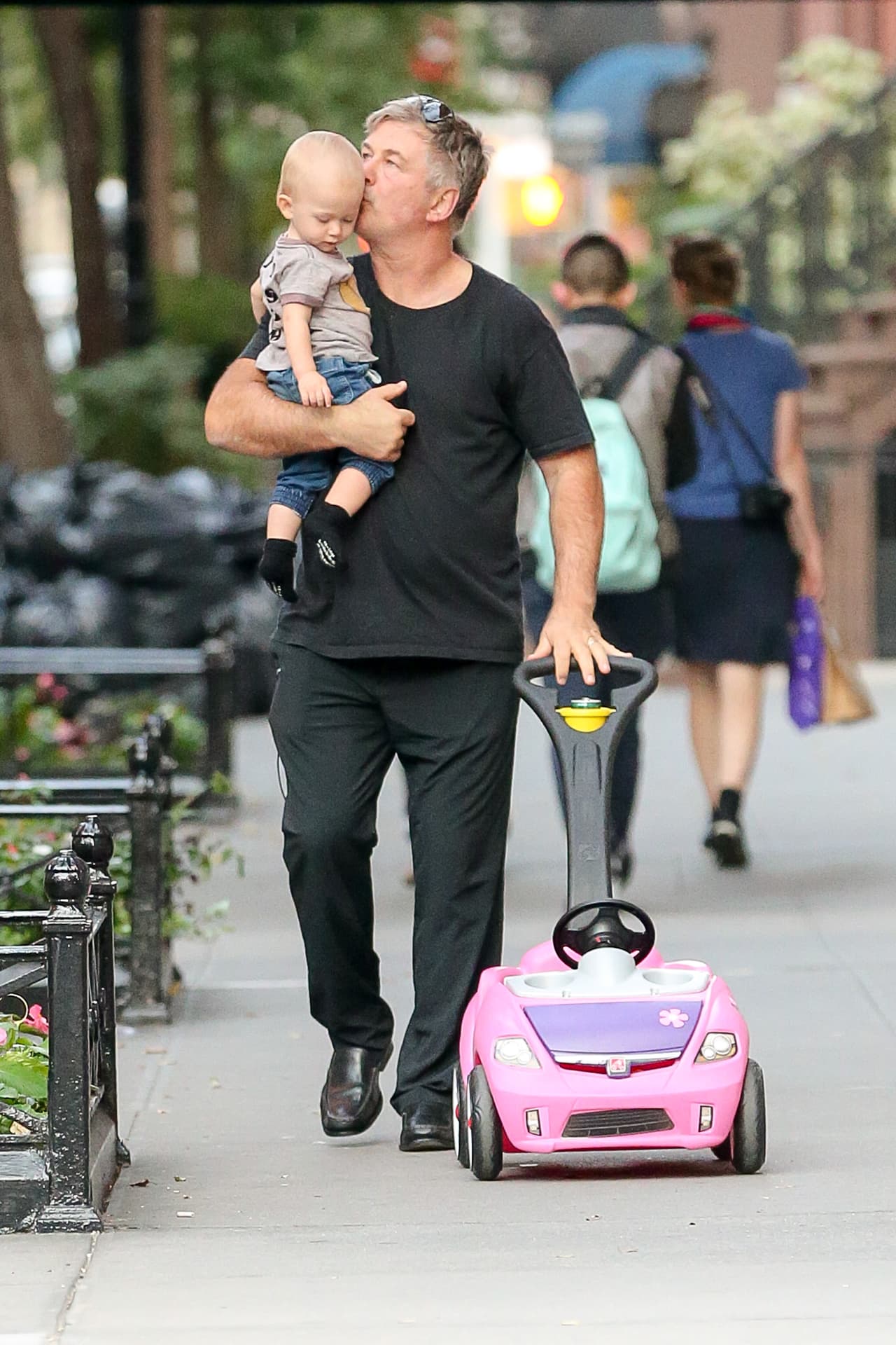 Alec llenó de besitos a su peque.