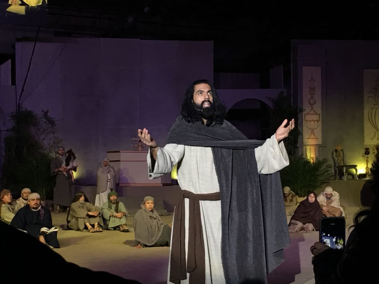 Esta puesta en escena se presenta cada año durante la temporada de Semana Santa en California.