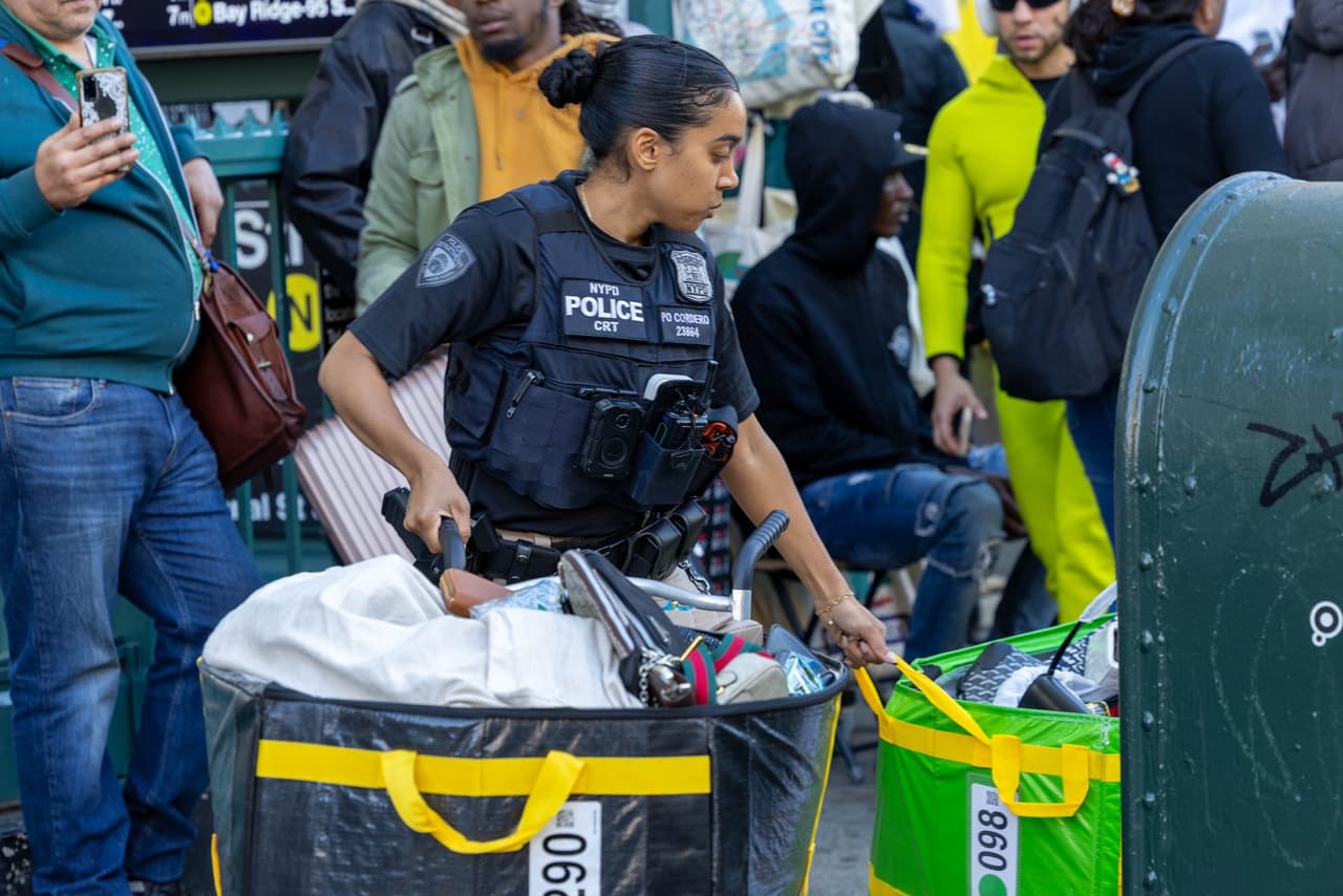 Los operativos comenzaron 
<b>el 23 de octubre en Canal Street y Cortlandt Alley</b>.
<br>El comisionado de la policía Kaz Daughtry informó que 
<b>se realizó un decomiso de mercancía ‘pirata’ luego de varias quejas de la comunidad</b> de que los comerciantes acosaban a los transeúntes.
<br>
<br>El operativo se mantuvo el 2
<b>4 y 25 de octubre sobre Canal Street</b>.
<br>