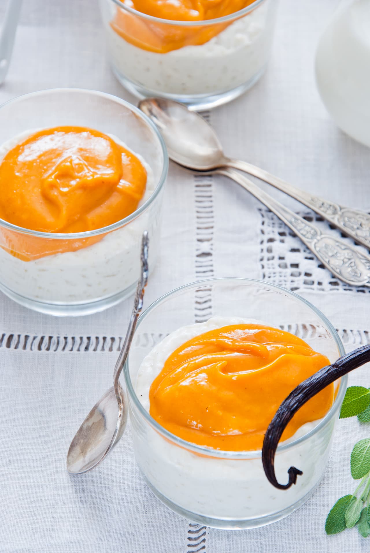 <b>Mousse de mango: </b>una fruta que compagina muy bien con el queso crema. Para este postre sólo tienes que mezclar mango (de preferencia maduro), con azúcar, crema para batir y queso. A esta base puedes agregar elementos como un poco de vainilla o nueces. Antes de servir asegúrate de que la mezcla haya pasado un tiempo en la nevera
<b>. </b>