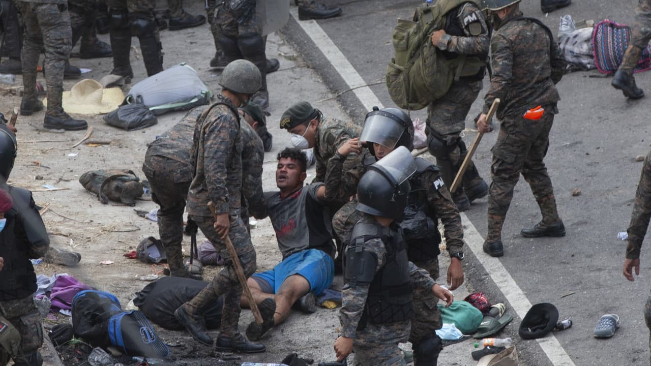 <b>En video. </b>Con palos y gases, autoridades de Guatemala intentaron detener la caravana de migrantes que partío de Honduras. El enfrentamiento ocurrió en una carretera la mañana de este domingo cuando agentes de seguridad guatemaltecos se habían reunido en el pueblo de Vado Hondo, a unas 34 millas de las fronteras de Honduras y El Salvador.
