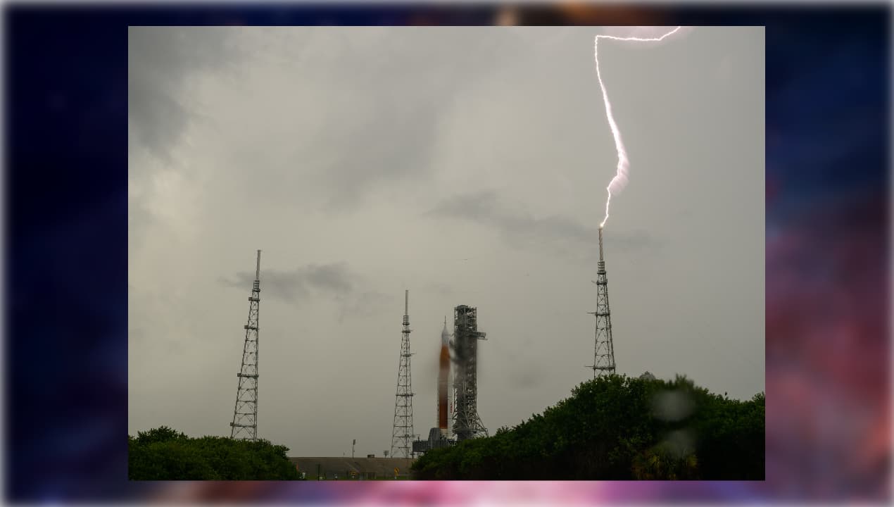 Tres rayos impactan la torre de lanzamiento del Artemis I, pero NASA ve condiciones favorables para el despegue