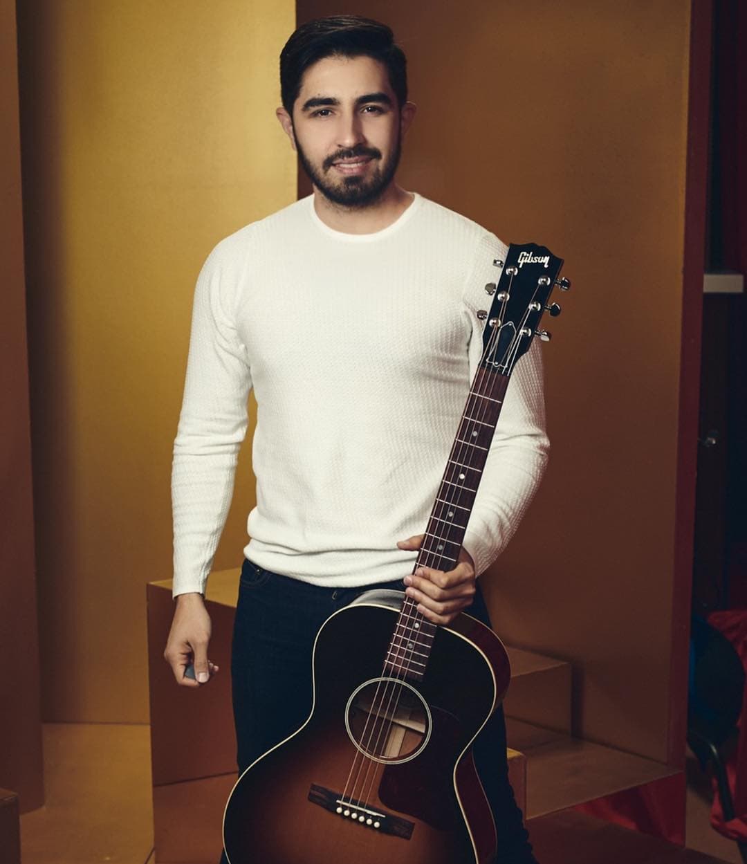 Y, aunque está soltero, aclara que no está “solterito y a la orden”, como dice el dicho. “Más bien yo estoy solterito y dejando que la vida fluya; me gusta que me sorprendan las cosas bonitas y si el amor es para mí, entonces que llegue en su momento”.