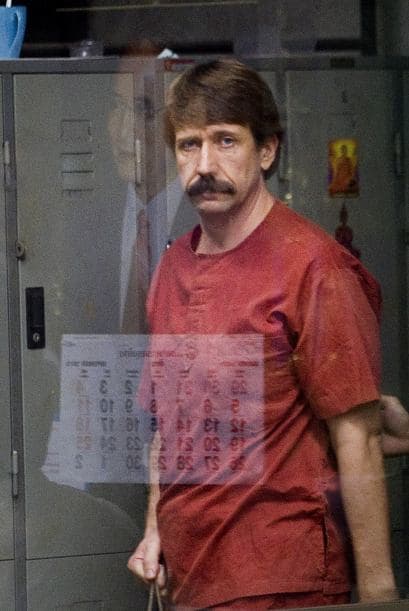 Por su parte, Bout, quien dice ser inocente, afirma haber realizado transporte de carga legal y niega todo vínculo con grupos que dicen pertenecer a Al Qaida.