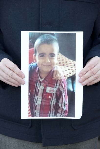 Mientras, la Policía mantenía acordonados los alrededores de la otra vivienda en torno a la que fue hallado el cadáver del menor, que no había vuelto a acudir a la guardería desde vacaciones de Navidad.