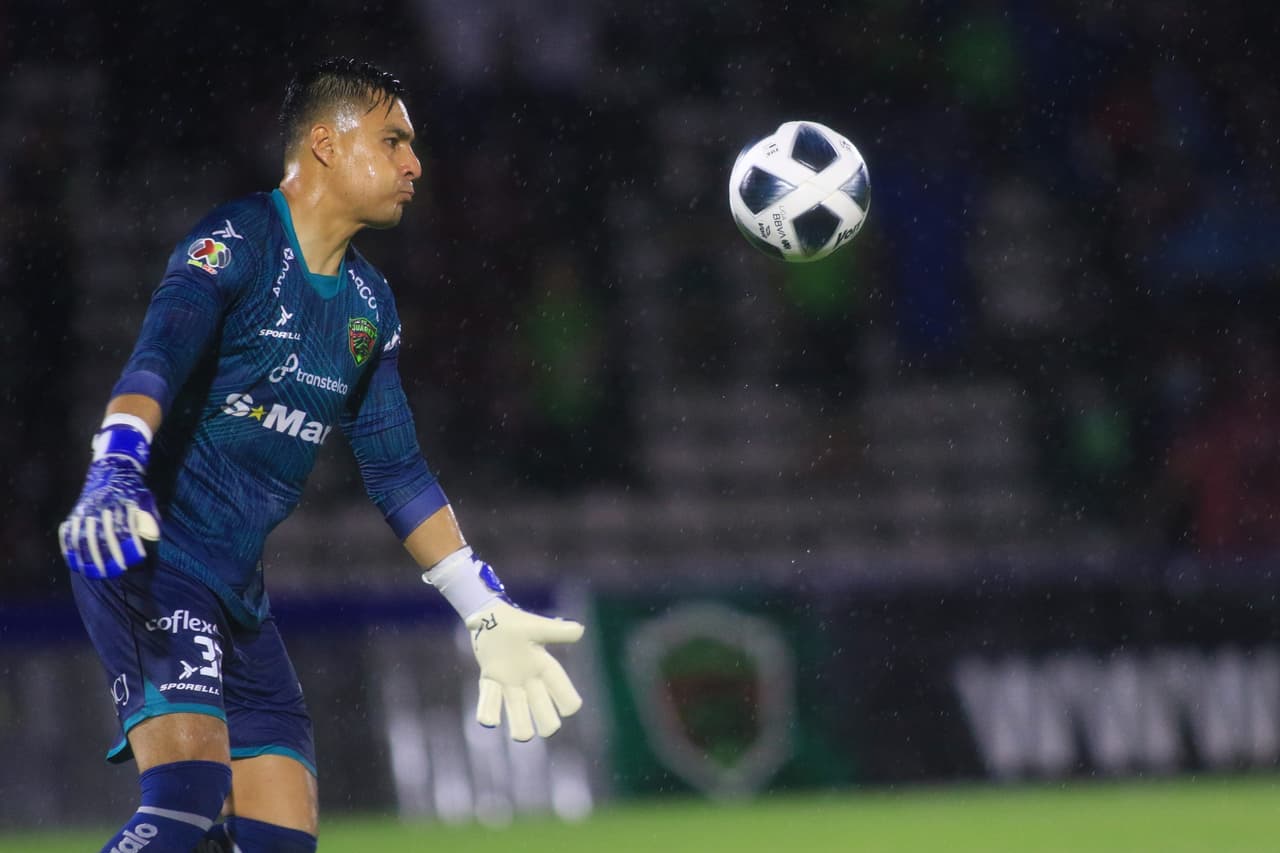 En poco tiempo, Carlos Rodríguez ya era factor para evitar una ventaja más holgada al atajarle el penal a Canelo. Bravos tenía esperanza de empatar.