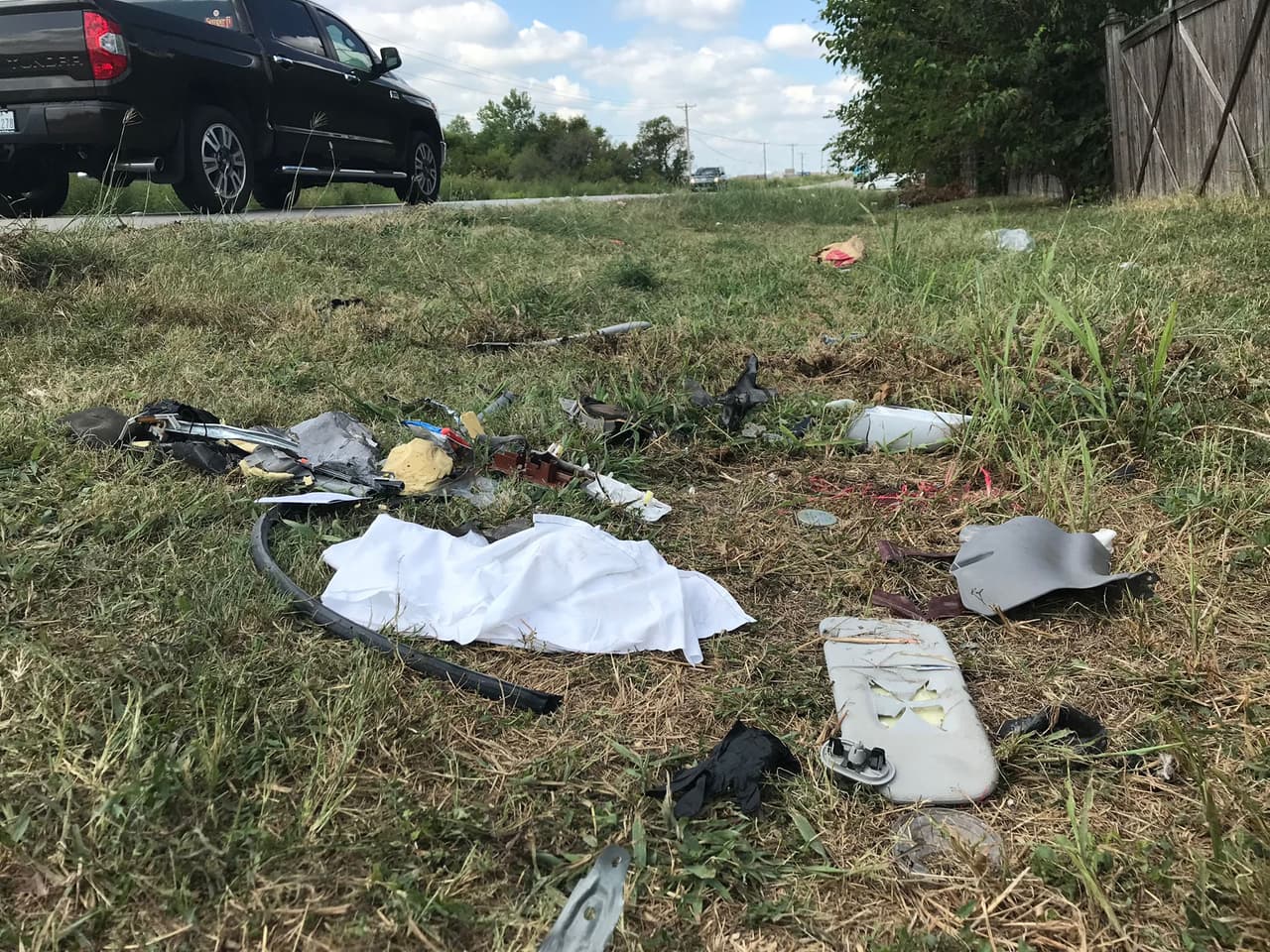 Dos de las tres personas que iban dentro de la camioneta resultaron heridas y fueron llevadas al hospital.