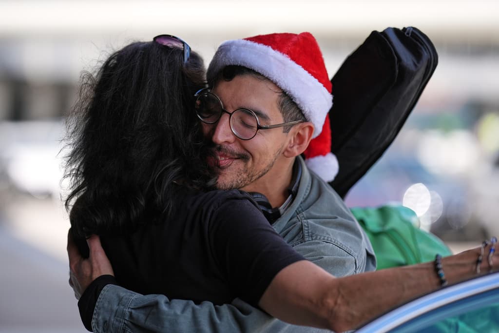 Alejandro Utria de Filadelfia abraza a su madre en el aeropuerto de Miami el pasado 22 de diciembre.