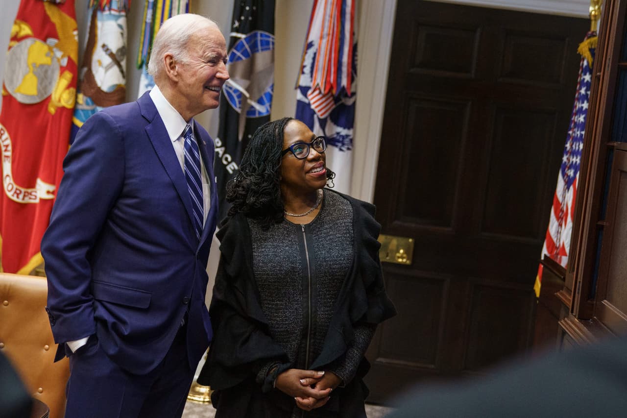 El presidente Joe Biden y la jueza Ketanji Brown Jackson presenciaron la votación que se desarrollaba en el Senado desde el Salón Roosevelt de la Casa Blanca. Biden propuso a Brown Jackson para reemplazar al renunciate magistrado Stephen Breyer.