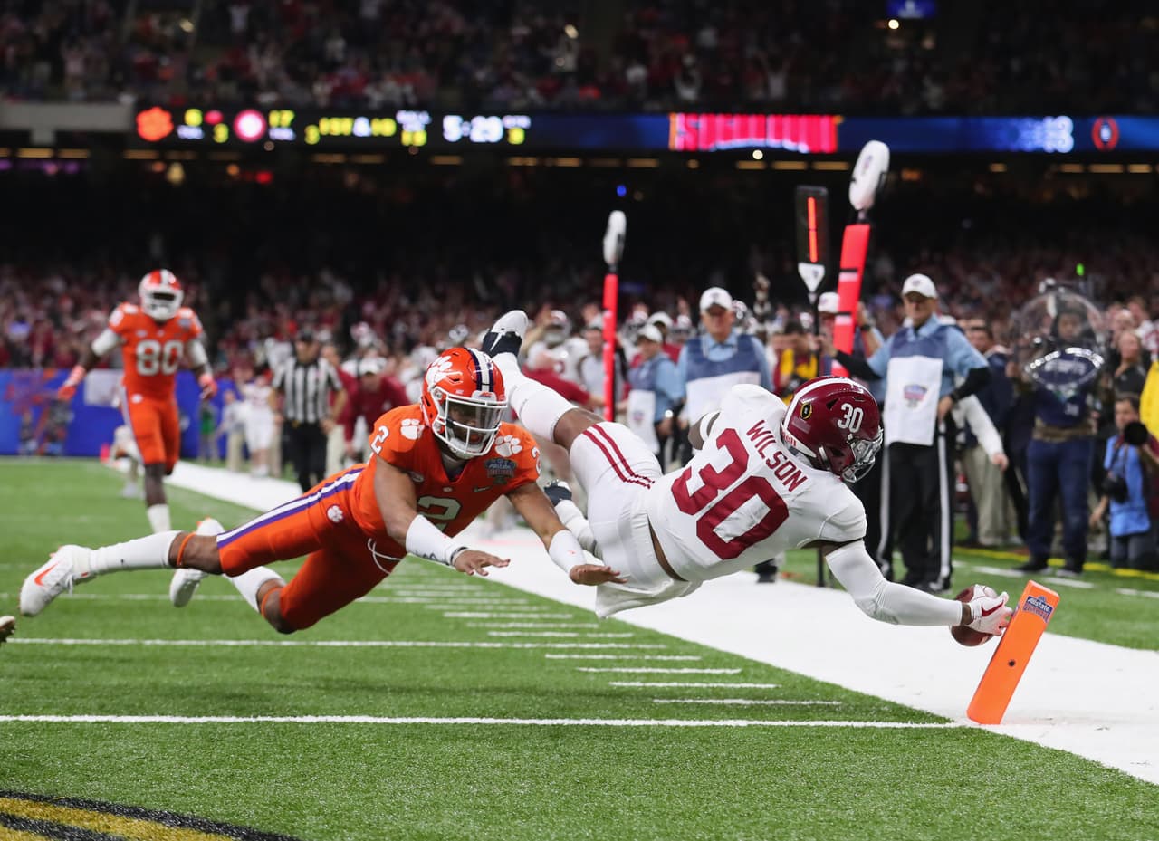 Una de las jugadas clave se dió en el tercer cuarto cuando M. Wilson interceptó un envío del quarterback de Clemson y lo regresó 18 yardas hasta la zona de anotación.