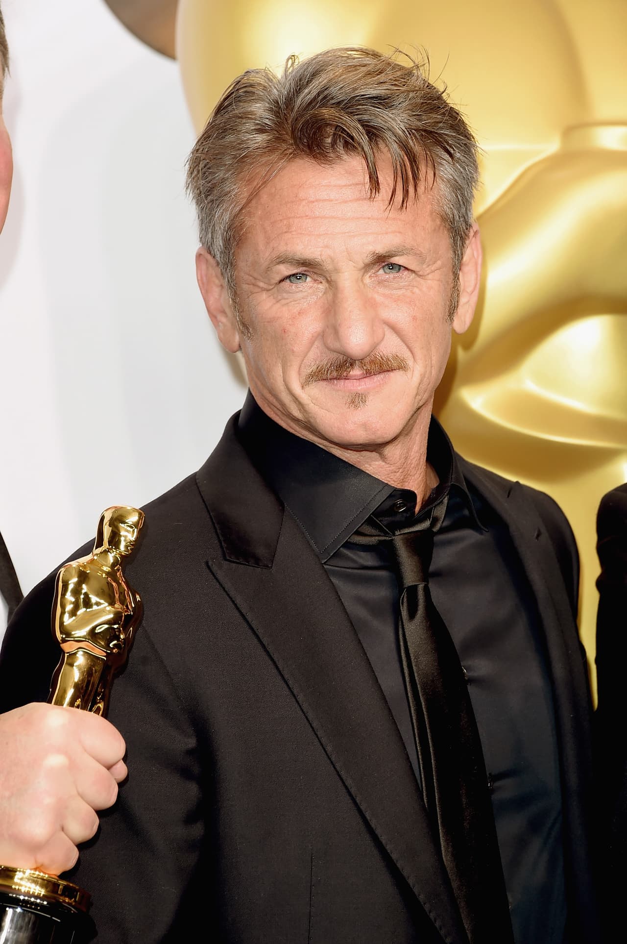 Cuando el reportero Charlie Rose le pregunta si entonces no tuvo nada que ver en la captura del narcotraficante, Penn acusa al gobierno de México.