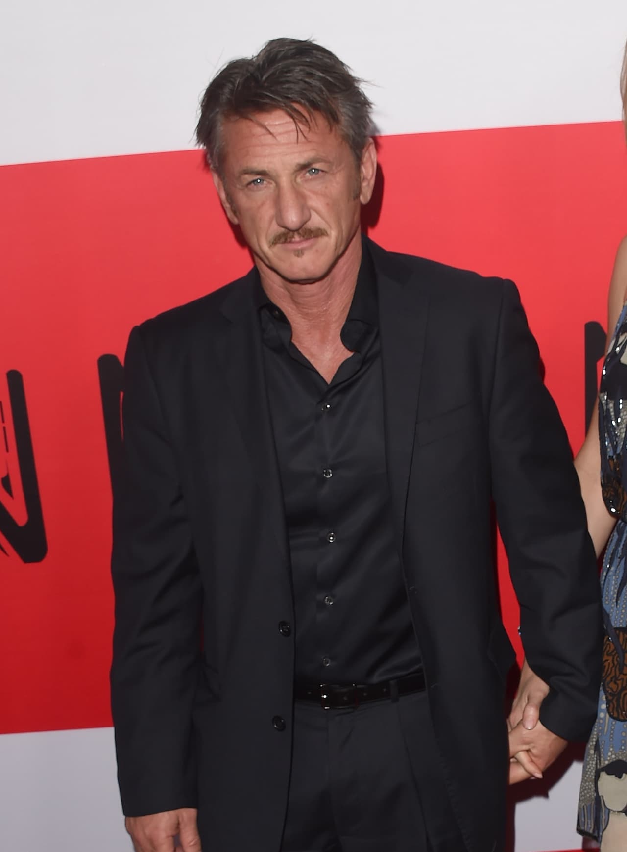 "Tuvimos un contacto a través del cual pudimos conseguir una reunión", señala. ¿Habla entonces de Kate del Castillo?