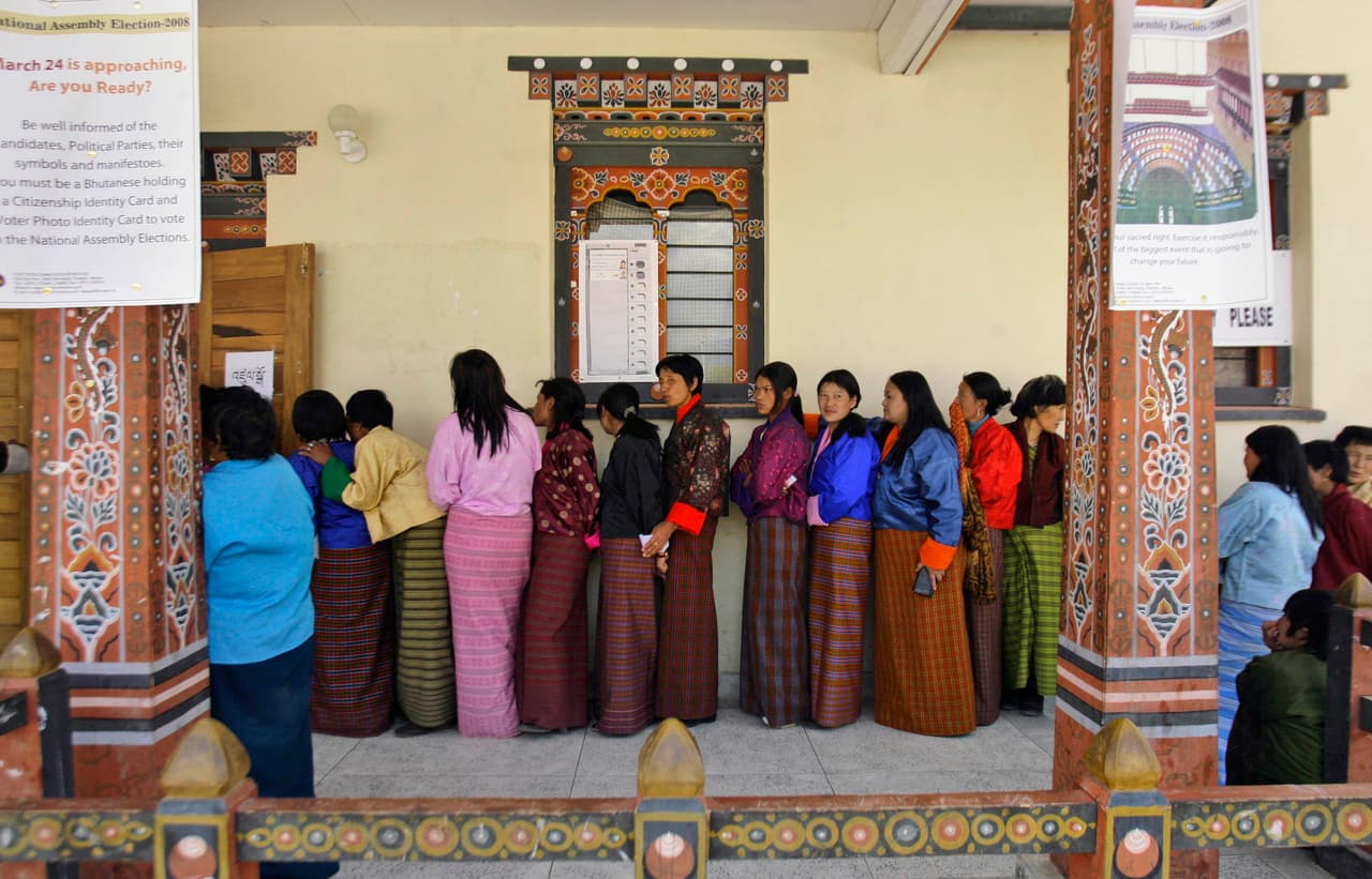 <b>Bután</b>
<br>
<br>Refugiados aceptados por Estados Unidos desde 2016: 
<b>11,635</b>
<br>
<br>2016: 5,817 refugiados aceptados.
<br>
<br>2017: 3,550 refugiados aceptados.
<br>
<br>2018: 2,228 refugiados aceptados.
<br>
<br>2019: 32 refugiados aceptados.
<br>
<br>2020: 7 refugiados aceptados.
<br>
<br>2021 (hasta el 30 de abril): 1 refugiado aceptado.
<br>
<br>En la década de 1980, el gobierno de Bután adoptó una política para detener el crecimiento de la minoría étnica nepalí en favor de la etnia Drukpa, dominante en el país. Desde entonces, 
<a href="https://obamawhitehouse.archives.gov/blog/2016/03/11/bhutanese-refugees-find-home-america"><u>cerca de 100,000 refugiados de Bután han sido aceptados en Estados Unidos</u></a>. Las comunidades butanesas más grandes se encuentran en Nueva York, Texas, Indiana, Carolina del Norte y Georgia.