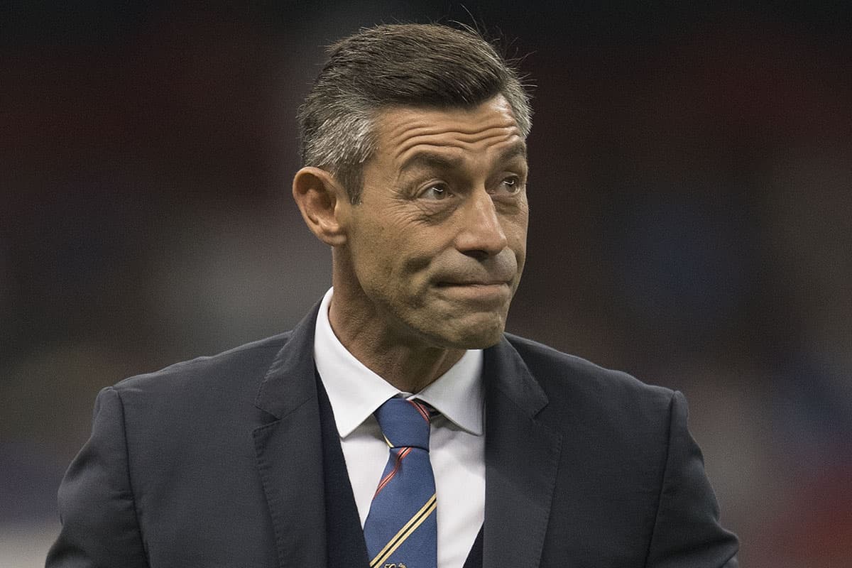 Con más tranquilidad, aparentemente, el técnico del Cruz Azul, Pedro Caixhinha.