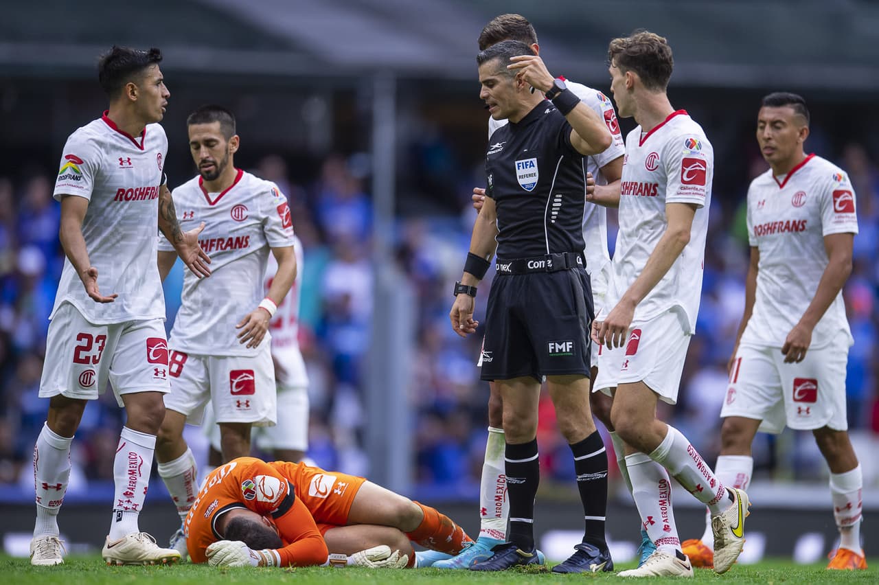 Toluca retomó el liderato del Apertura 2022 al imponerse a Cruz Azul en un partido protagonizado por el arbitraje.