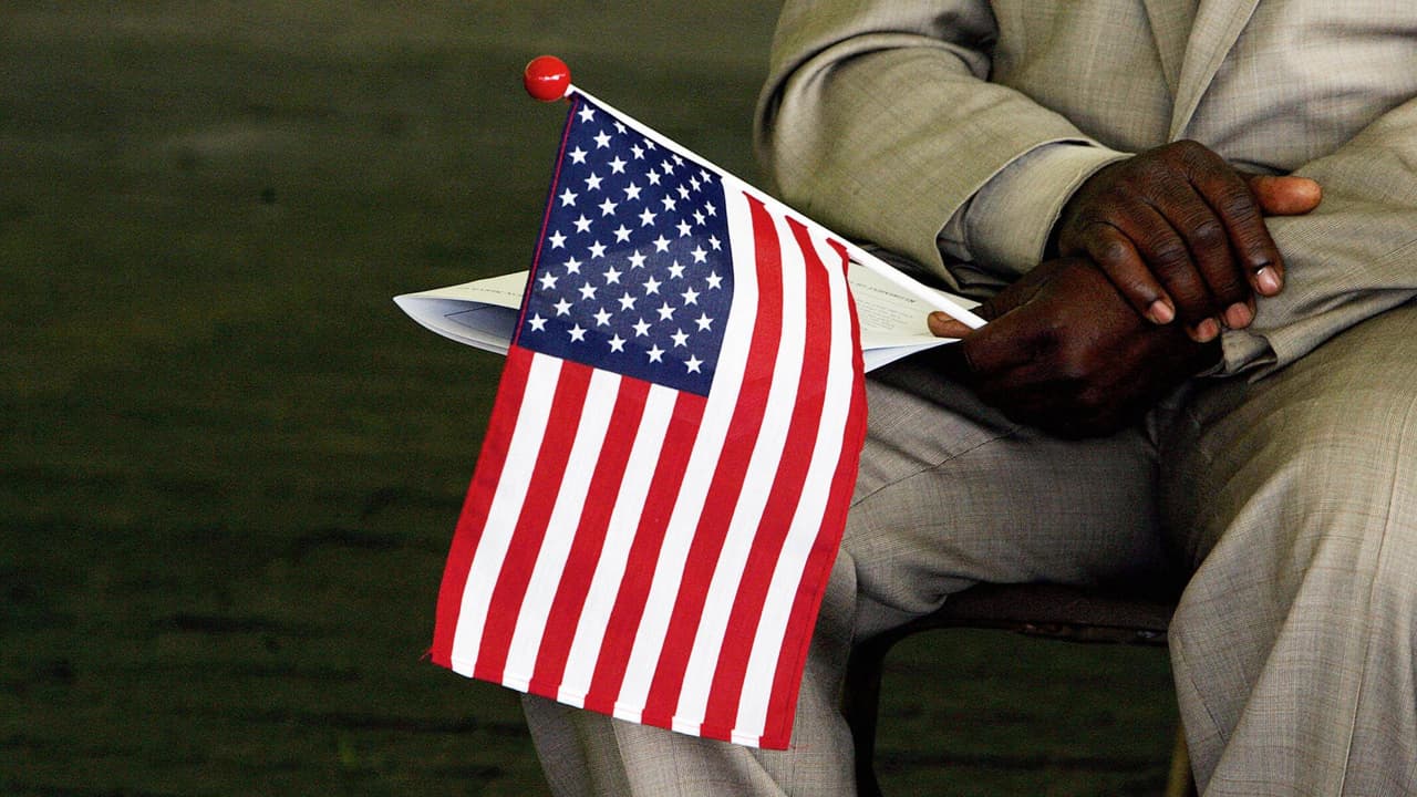 ¿Buscas residencia legal? Estos cambios a la regla de carga pública te interesan