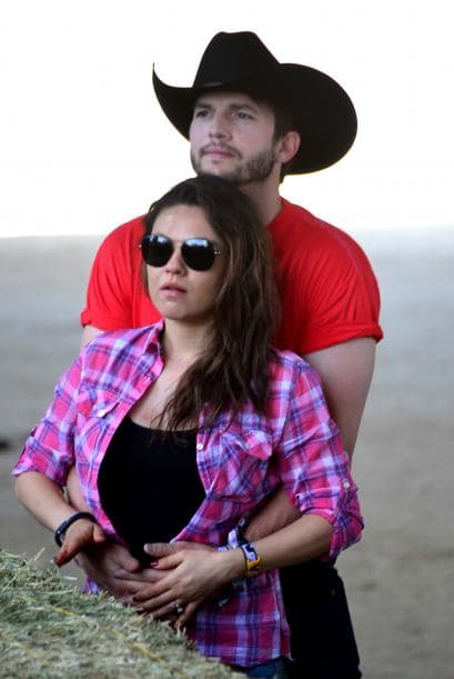 Mila y Ashton presenciaron todo el festival Stagecoach, especializado en música country. Mira aquí los videos más chismosos.