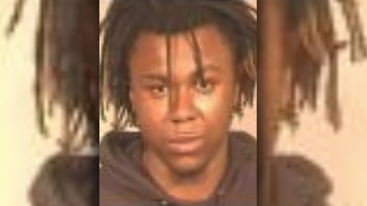 <b>Nombre: </b>Robert Lewsi
<br>
<b>Fecha de Nacimiento: </b>08/07/00
<br>
<b>Delito por que se busca: </b>Posesión de arma de fuego