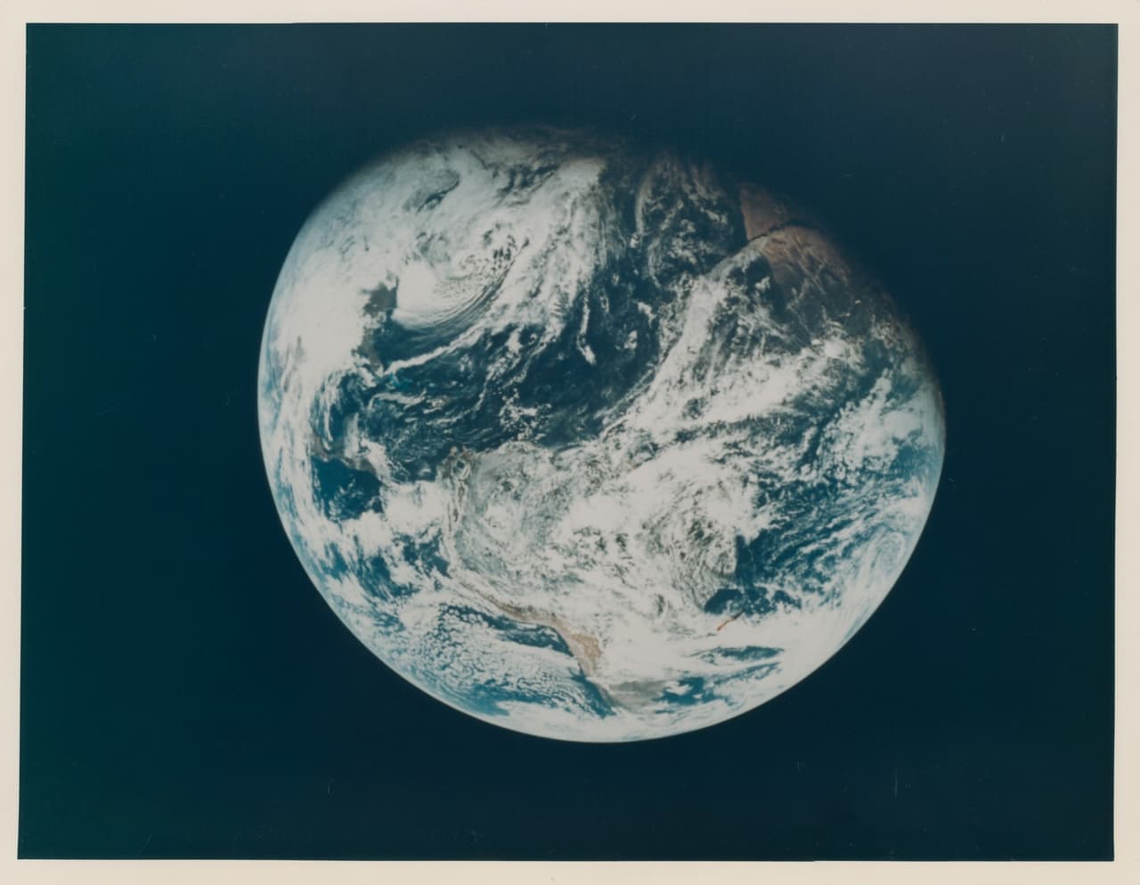 ‘La canica azul’, la primera toma de una cara completa de la Tierra desde el espacio. Fue tomada en 1968 durante la misión Apollo 8 y se estima que será vendida en un precio de entre 3,780 a 6,300 dólares. La colección de impresiones fotográficas de los primeros años de la exploración espacial de NASA incluye imágenes icónicas, pero algunas nunca fueron publicadas y son nuevas para el público.
<a href="https://www.univision.com/noticias/medio-ambiente/20-fotos-historicas-de-la-llegada-del-primer-hombre-luna-asi-le-gano-eeuu-a-los-sovieticos-en-la-carrera-espacial-fotos"><u>Vea aquí en fotografías cómo EEUU le ganó a los soviéticos la carrera espacial </u></a>
<br>