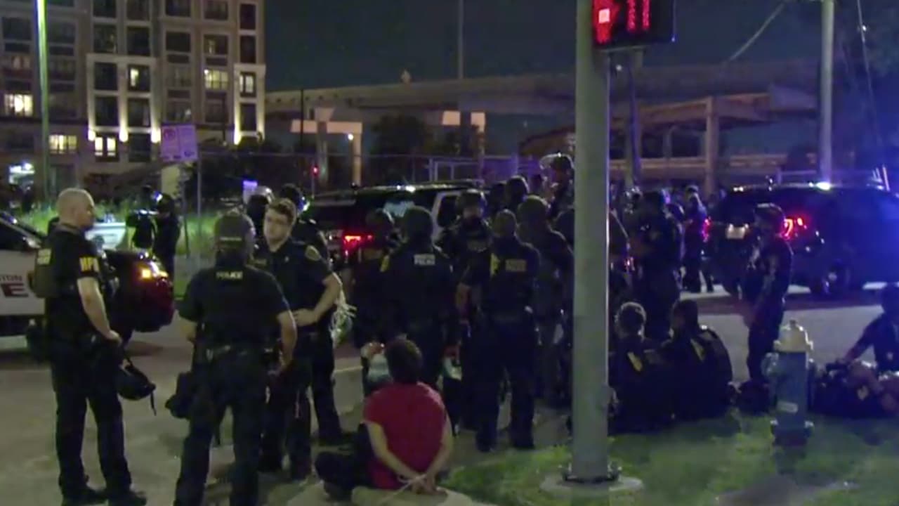 Fue hasta en la noche en que se concretó el total de las detenciones en el centro de Houston.