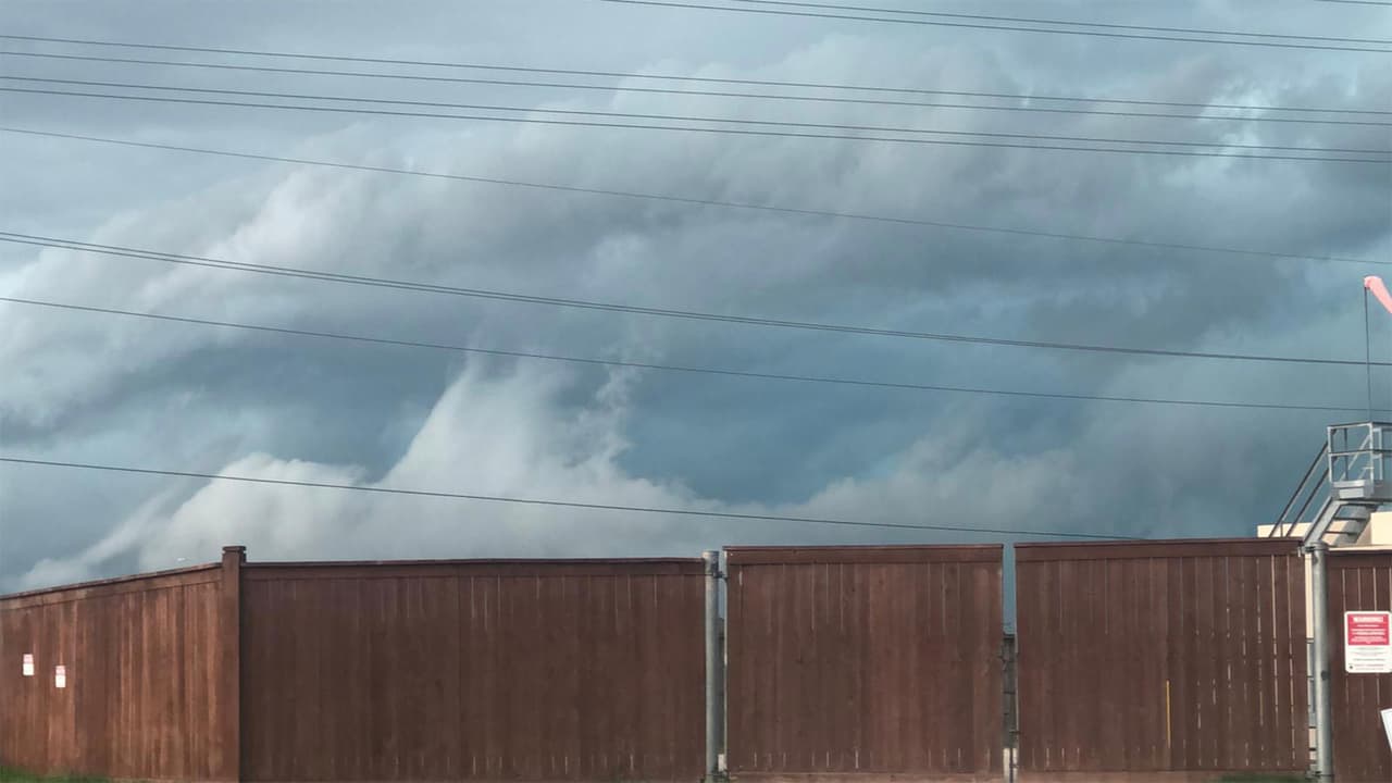 El paso de una tormenta por varios condados del área de Houston mantiene en alertas a las autoridades este miércoles.