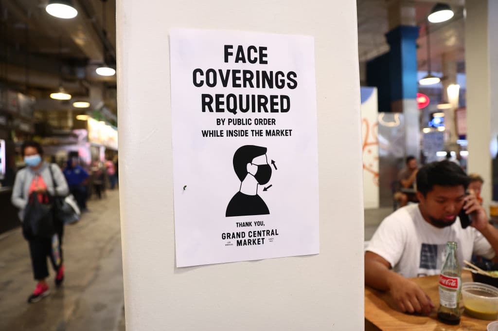 Hay dos debates en paralelo sobre las dos medidas clave -y comprobadas científicamente- para salir de la pandemia: el uso de las 
<b>mascarillas y la vacunación</b>. Un problema que 
<a href="https://www.nytimes.com/es/2021/07/23/espanol/contagio-covid-vacuna.html" target="_blank">advierten los expertos en salud</a>: 
<b>las personas que se niegan a vacunarse suelen ser las mismas personas que se niegan a usar mascarilla,</b> incluso en espacios donde es requerido, como un avión.