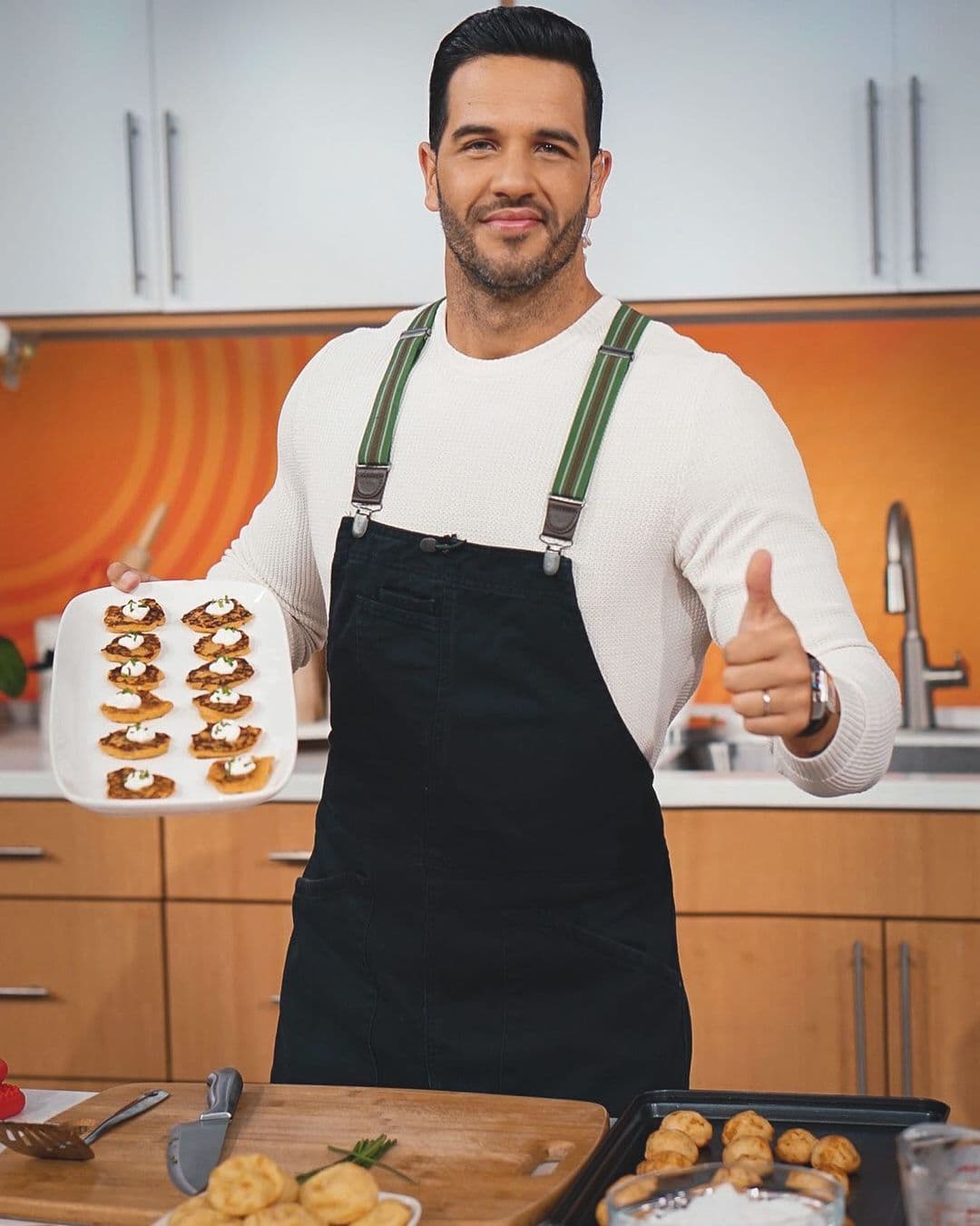 Antes de hacer su triunfal aparición, nuestro chef ya nos tenía listas unas 
<a href="https://www.univision.com/shows/despierta-america/botanitas-para-la-noche-de-los-latin-grammy-chef-yisus-dedico-sus-exquisitas-recetas-a-j-balvin-y-anitta-video">botanitas inspiradas en dos celebridades</a> para disfrutar desde casa del Latin GRAMMY.