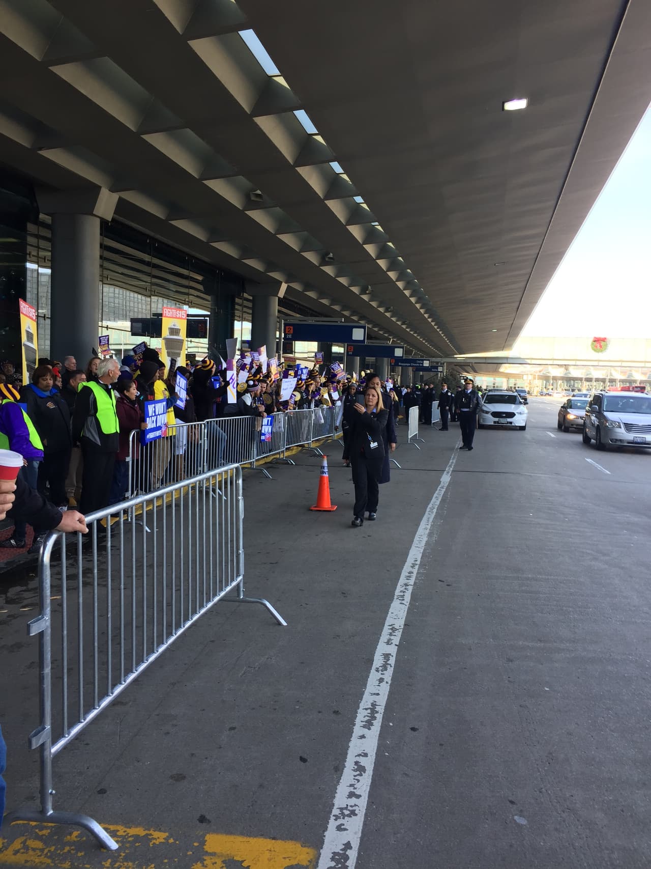 Este martes hay protestas relacionadas con la “Lucha por los 15” en
<b> 340 ciudades del país </b>y O'Hare fue uno de los 
<b>20 aeropuertos </b>en Estados Unidos donde estaban previsto que habría manifestaciones.
