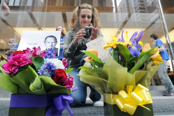 Miles de fanáticos en todo el mundo hicieron de las tiendas Apple un santuario para recordar el legado que dejó el visionario Steve Jobs.