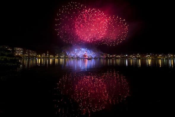 Está rodeado además por 105 kilómetros de mangueras luminosas que producen diversos efectos y haces de luz, algunos de ellos proyectados hacia el cielo con tanta intensidad que son visibles desde otros lugares de la ciudad.