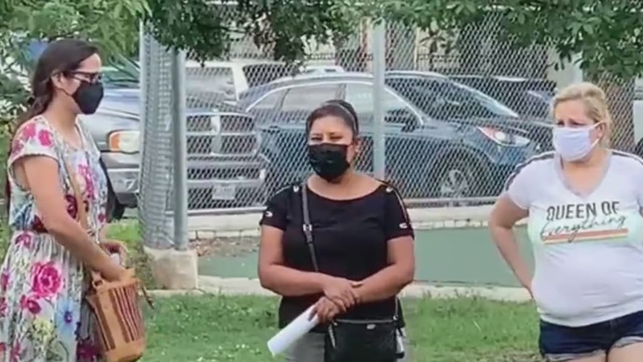 Madres de familia levantan la voz contra el despido de la maestra Rachel Tucker