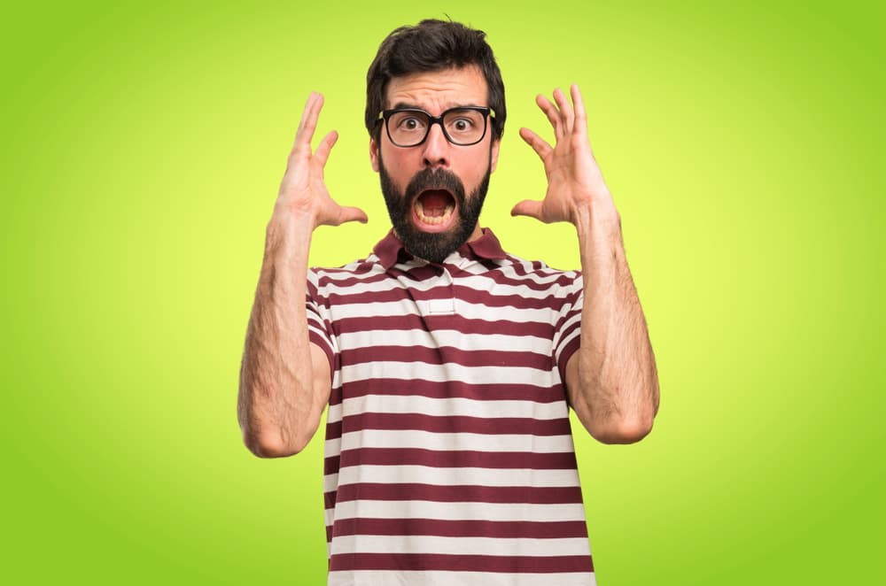 Eso no siempre es posible pues cada persona ve la vida según su percepción y muchas cosas que a ti te parecen extrañas, otros la consideran habituales o correctas.