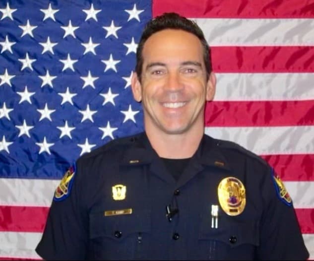 En particular,
<b>Tyler Kamp deberá enfrentar las críticas</b> que se presentaron desde que se supo de una acusación de acoso sexual en su contra, una vez que se retiró de la policía.