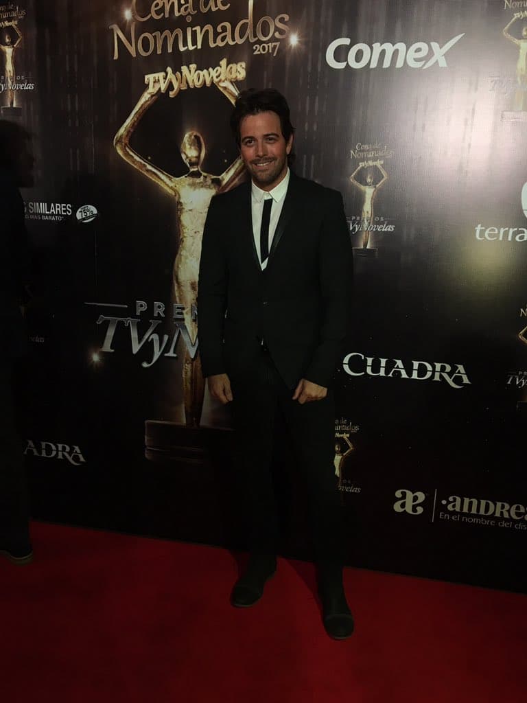 Mane de la Parra también llegó a esta carpeta roja, aunque el también cantante en esta ocasión no está nominado para llevarse un premio a casa.