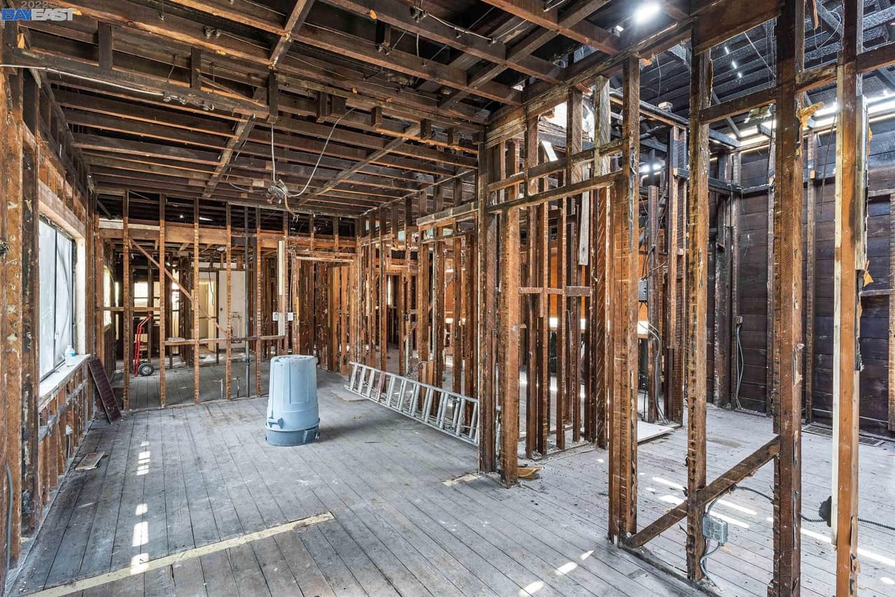 Una vez restaurado el interior, la casa cuenta con espacio para nueve recámaras y dos baños.