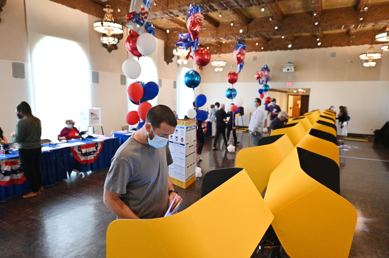 En el condado de Los Ángeles se abrieron
<a href="https://locator.lavote.net/locations-list/vc?id=4278&culture=en " target="_blank">255 centros de votación</a> para que las personas puedan acudir en persona a ejercer su derecho al voto.