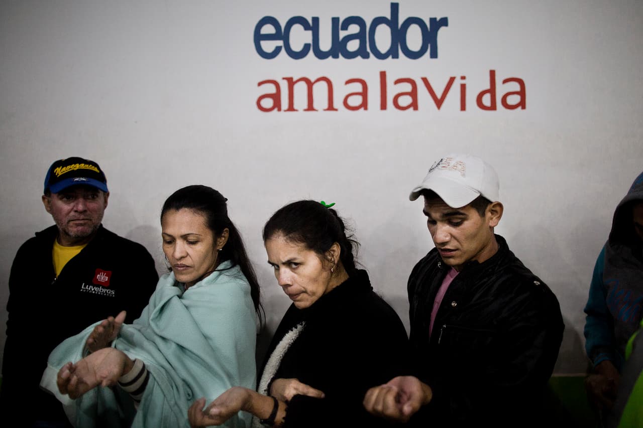 Las filas para sellar el pasaporte en el puesto de migración ecuatoriano podían durar hasta 8 horas.