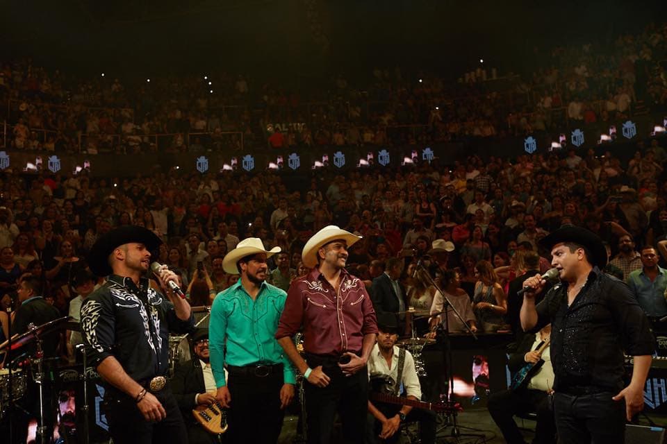 Durante la segunda noche en el Domo, el cantante de 34 años sorprendió al presentar en el escenario al actor Rafael Amaya.