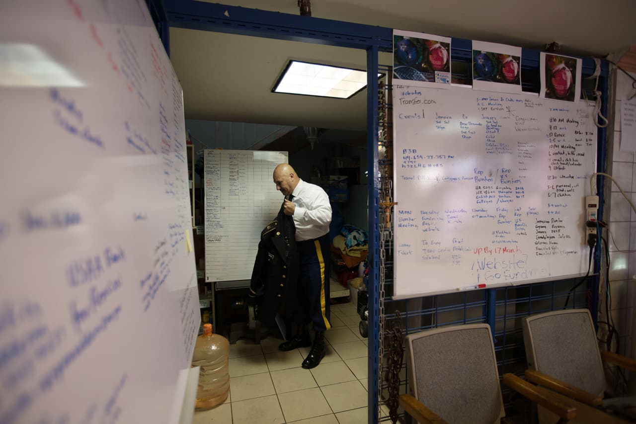 Héctor Barajas fundó la Casa del Veterano Deportado, también conocida como 'el búnker', en la ciudad mexicana de Tijuana. Allí se proveen recursos básicos a los veteranos deportados y promueven cambios en las políticas para detener la deportación a ex militares estadounidenses.