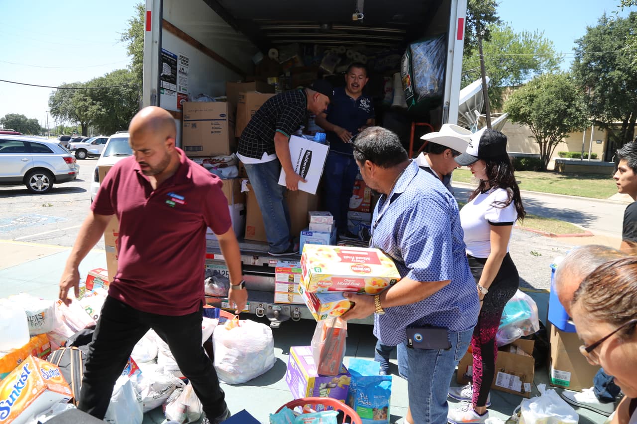 Así se cargo el camión con ayudas para los damnificados en Houston por radioescuchas y 'El Bueno, La Mala y El Feo'.